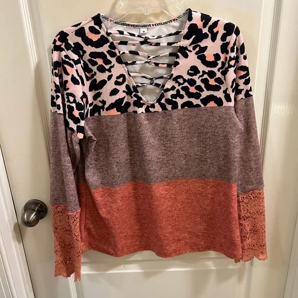 🐆3/$15 Exclusive Cheetah pattern top - Picture 2 of 5